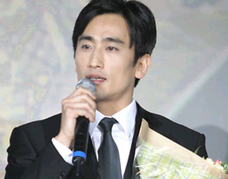 xc体育_辽篮球员自带搞笑属性 韩德君玩起佛系钓鱼(图2) xc sports